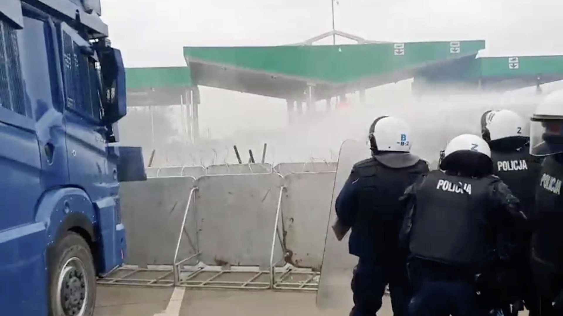 Применение водометов на границе Польши и Белоруссии в районе погранперехода Брузги-Кузница Применение водометов на границе Польши и Белоруссии в районе погранперехода Брузги-Кузница - РИА Новости, 1920, 16.11.2021