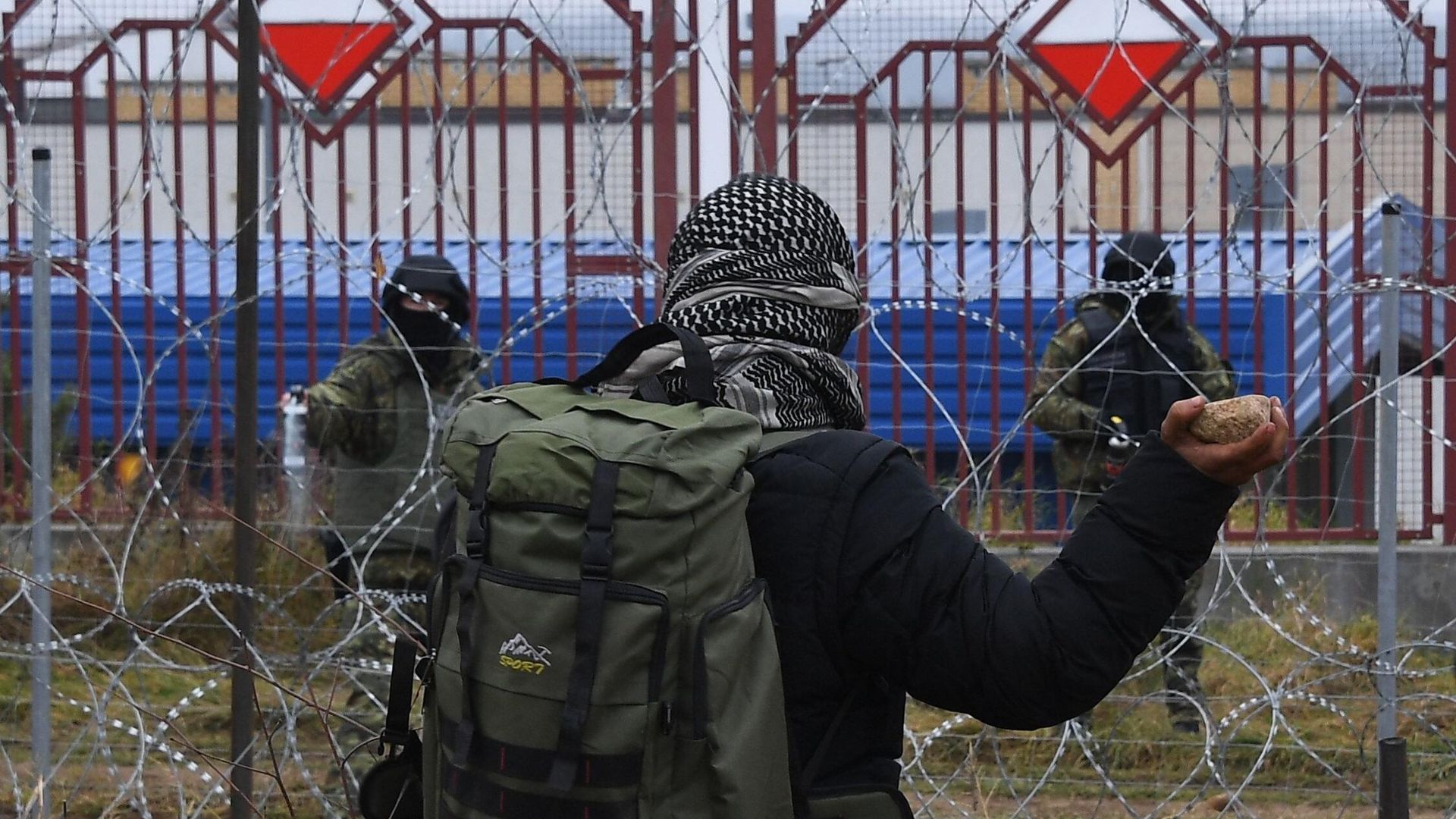 Мужчина бросает камень через проволочные заграждения на польско-белорусской границе в районе погранперехода Брузги - Кузница Мужчина бросает камень через проволочные заграждения на польско-белорусской границе в районе погранперехода Брузги - Кузница - РИА Новости, 1920, 16.11.2021