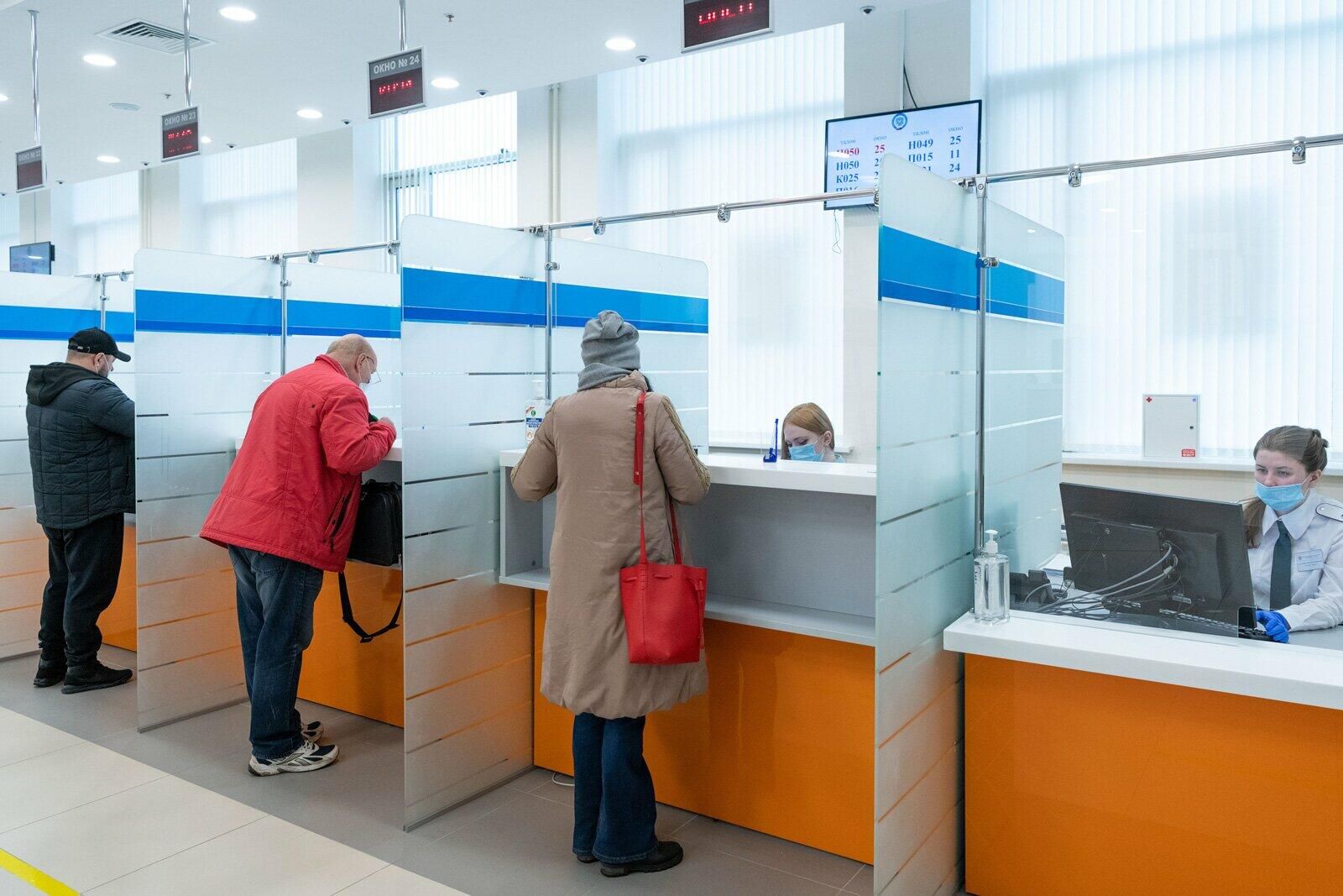 Посетители в отделении Федеральной налоговой службы Посетители в отделении Федеральной налоговой службы - РИА Новости, 1920, 16.11.2021