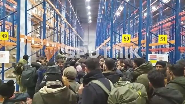 Беженцы на белорусско-польской границе обживают логистический центр