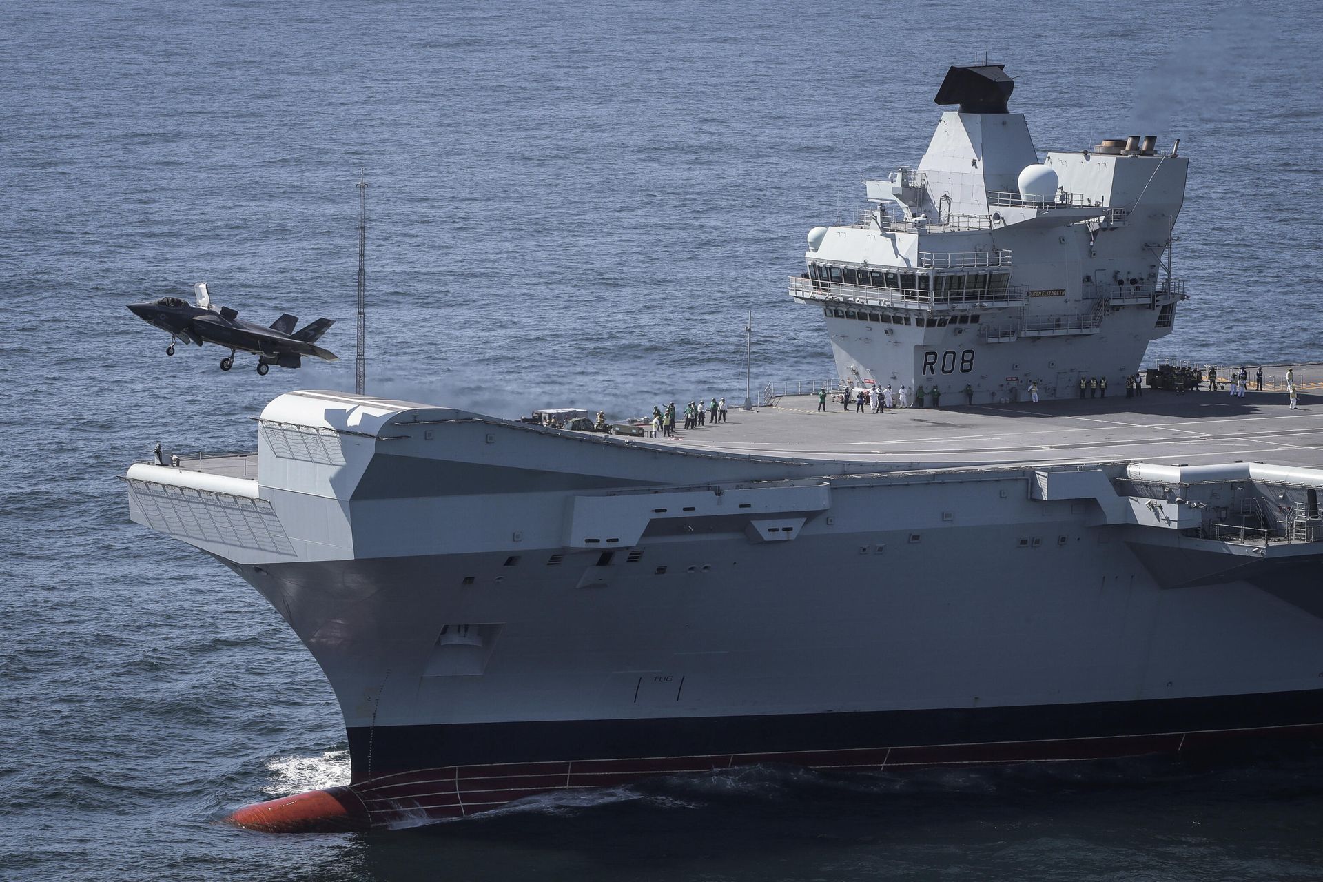 Истребитель F-35B Lightning II взлетает с британского авианосца Queen Elizabeth Истребитель F-35B Lightning II взлетает с британского авианосца Queen Elizabeth - РИА Новости, 1920, 13.12.2024