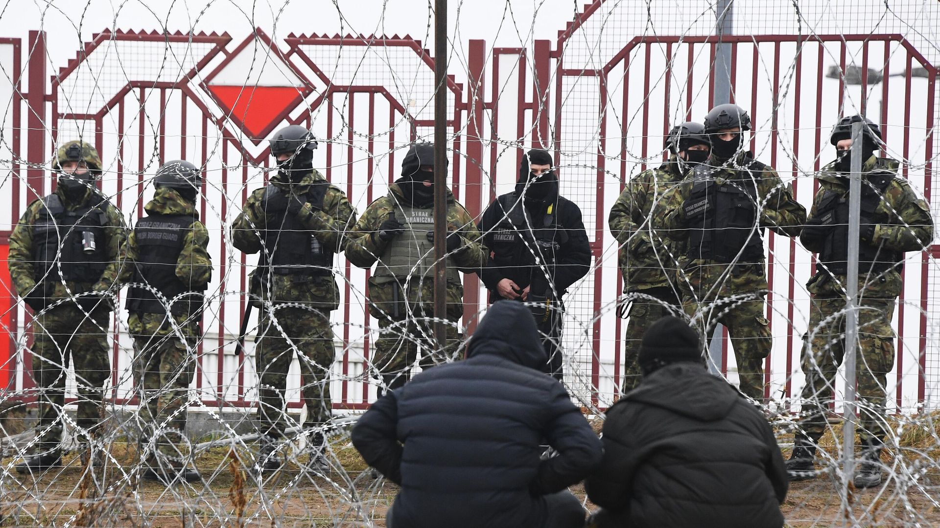 Беженцы с Ближнего Востока и польские военные у лагеря нелегальных мигрантов на белорусско-польской границе - РИА Новости, 1920, 23.12.2021