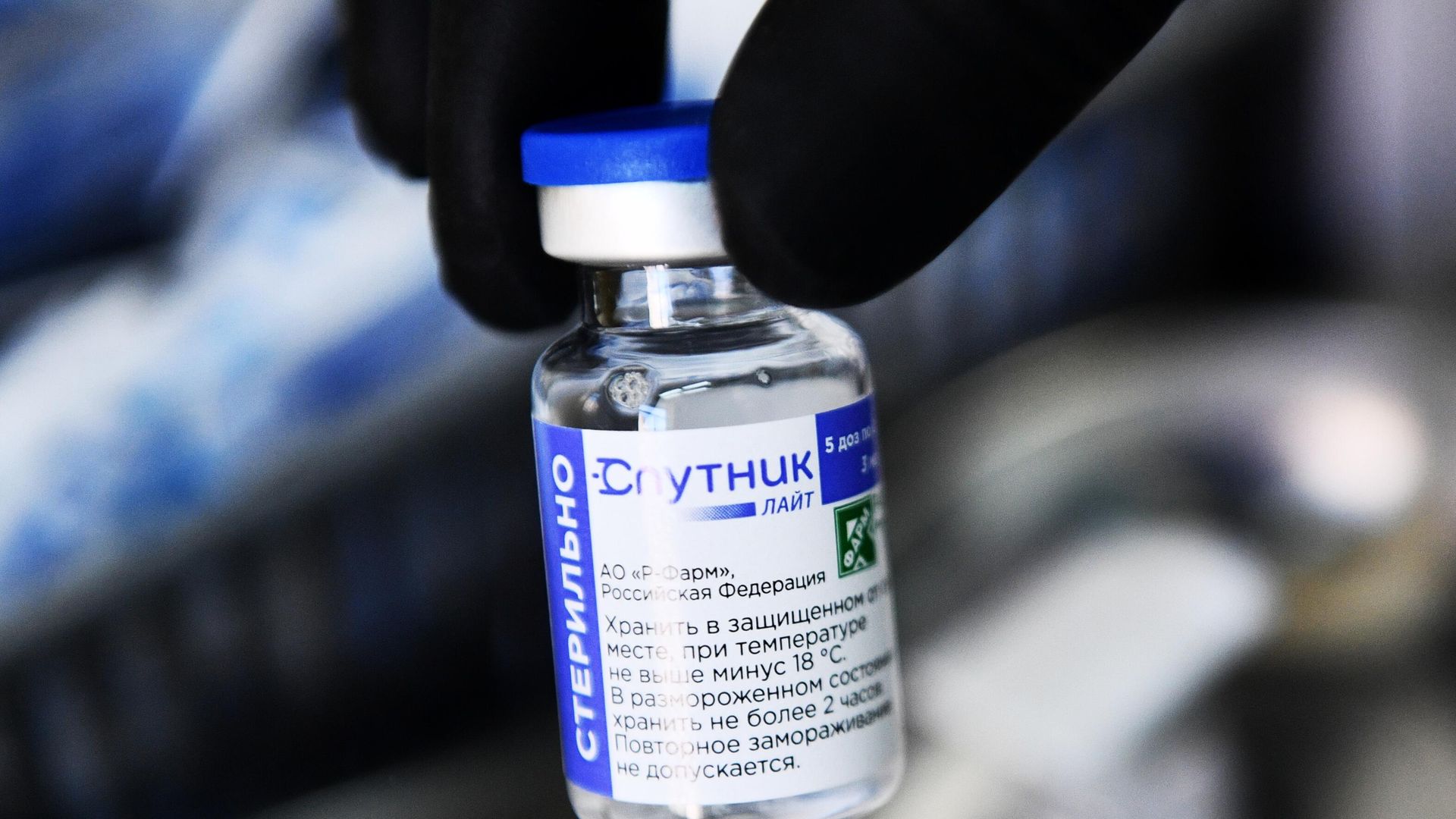 Медицинский работник держит в руке флакон с вакциной Спутник Лайт Медицинский работник держит в руке флакон с вакциной Спутник Лайт - РИА Новости, 1920, 31.12.2021