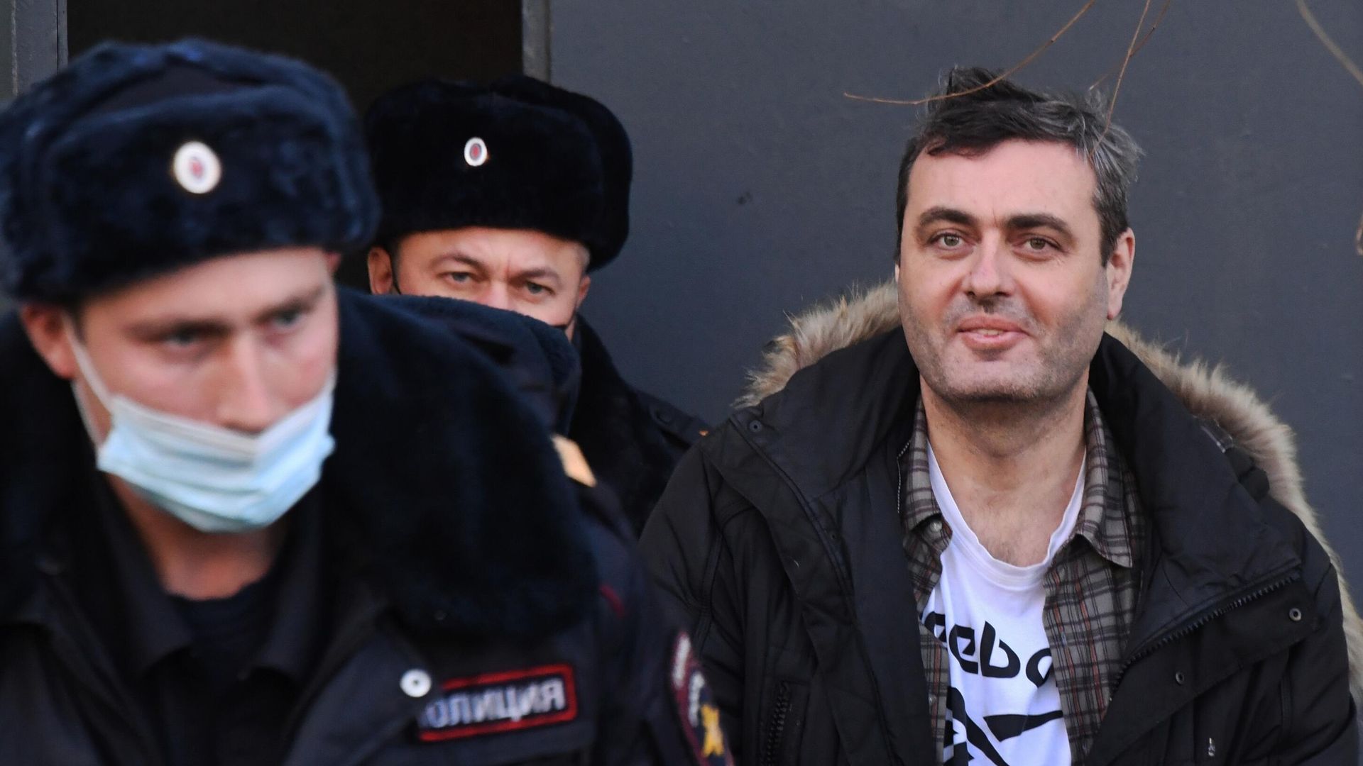 Депутат Заксобрания Приморья Артем Самсонов, подозреваемый в развращении ребенка, после заседания в Фрунзенском районном суде Владивостока Депутат Заксобрания Приморья Артем Самсонов, подозреваемый в развращении ребенка, после заседания в Фрунзенском районном суде Владивостока - РИА Новости, 1920, 30.05.2025