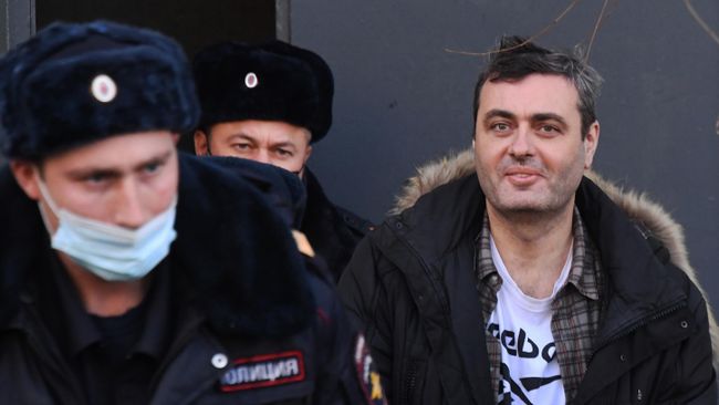 Депутат Заксобрания Приморья Артем Самсонов, подозреваемый в развращении ребенка, после заседания в Фрунзенском районном суде Владивостока Депутат Заксобрания Приморья Артем Самсонов, подозреваемый в развращении ребенка, после заседания в Фрунзенском районном суде Владивостока