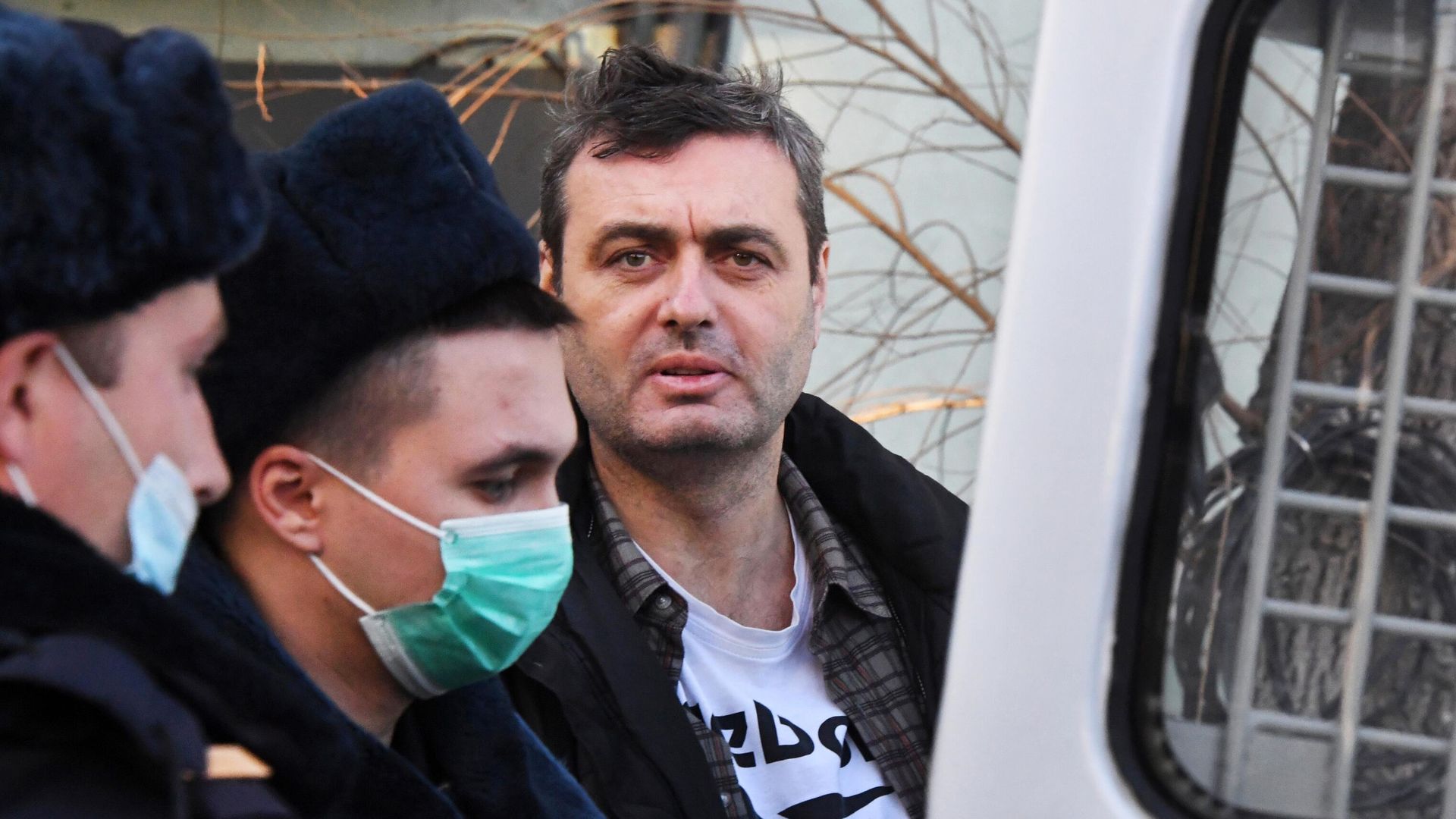Депутат Заксобрания Приморья Артем Самсонов, подозреваемый в развращении ребенка, после заседания в Фрунзенском районном суде Владивостока Депутат Заксобрания Приморья Артем Самсонов, подозреваемый в развращении ребенка, после заседания в Фрунзенском районном суде Владивостока - РИА Новости, 1920, 24.11.2021