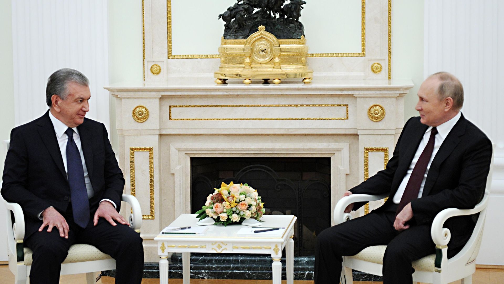 Президент РФ Владимир Путин и президент Узбекистана Шавкат Мирзиеев (слева) во время встречи в Кремле Президент РФ Владимир Путин и президент Узбекистана Шавкат Мирзиеев (слева) во время встречи в Кремле - РИА Новости, 1920, 08.05.2023