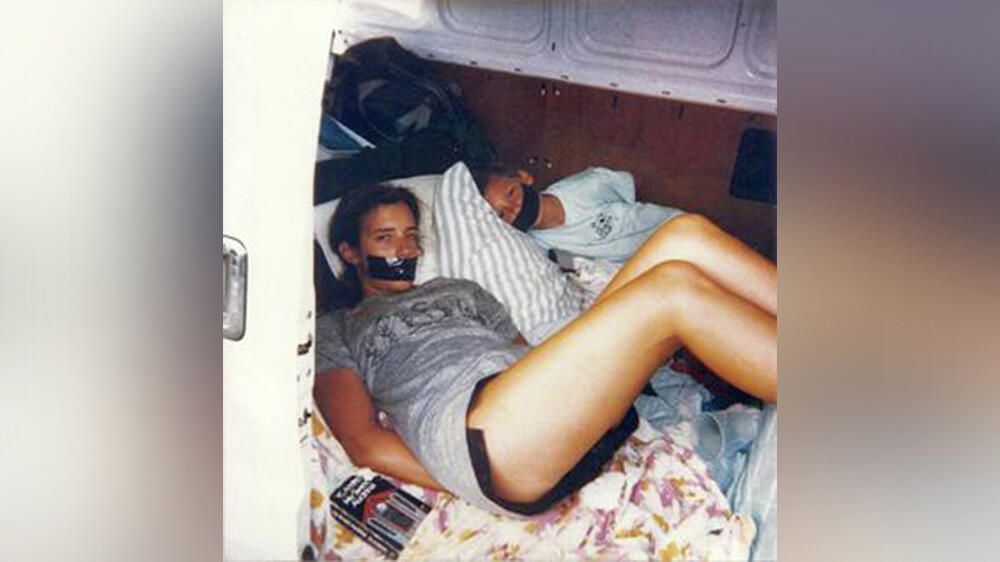 Снимок, найденный в 1989 году во Флориде, на котором предположительно Тара Калико и неопознанный мальчик Снимок, найденный в 1989 году во Флориде, на котором предположительно Тара Калико и неопознанный мальчик - РИА Новости, 1920, 19.11.2021