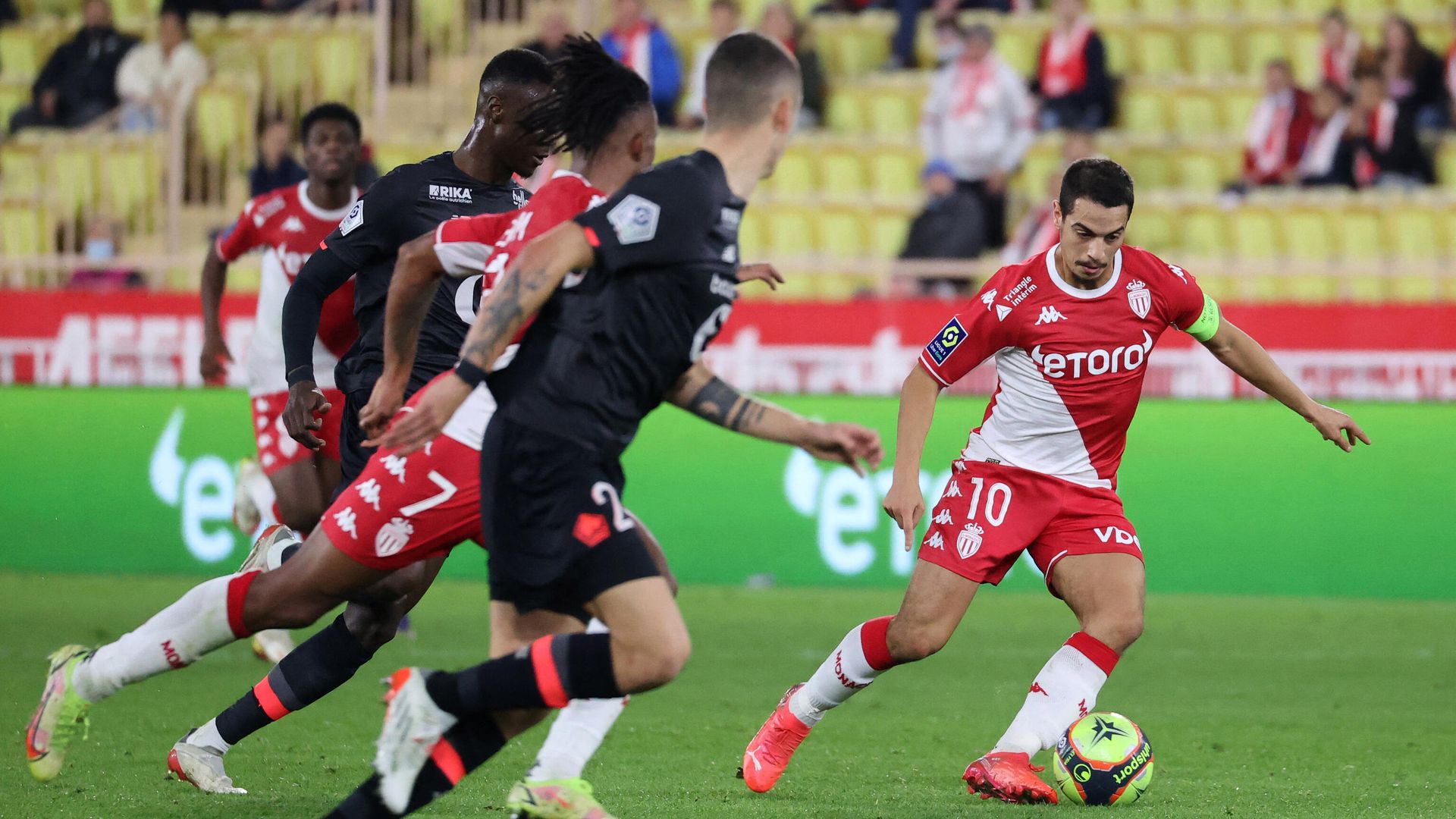 Monaco's French forward Wissam Ben Yedder (R) controls the ball during the French L1 football match between AS Monaco and Lille (LOSC) at Louis II stadium in Monaco, on November 19, 2021. (Photo by Valery HACHE / AFP) Monaco's French forward Wissam Ben Yedder (R) controls the ball during the French L1 football match between AS Monaco and Lille (LOSC) at Louis II stadium in Monaco, on November 19, 2021. (Photo by Valery HACHE / AFP) - РИА Новости, 1920, 20.11.2021