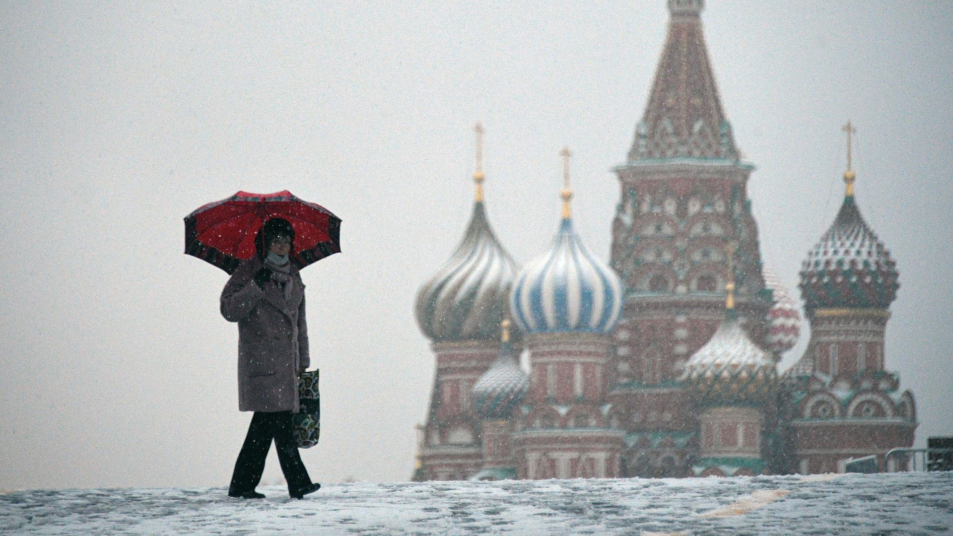 Женщина во время снегопада на Красной площади в Москве Женщина во время снегопада на Красной площади в Москве - РИА Новости, 1920, 30.11.2021