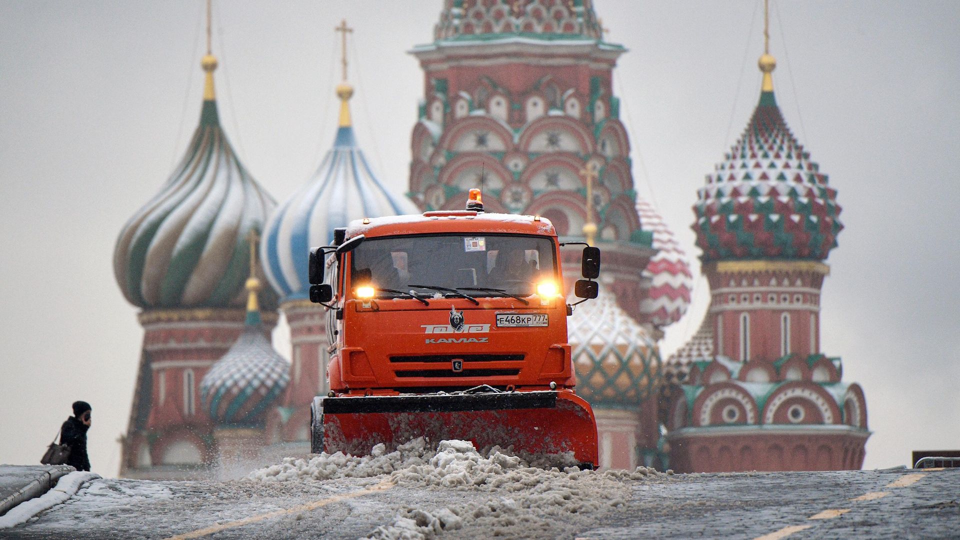 Снегоуборочная машина убирает снег на Красной площади в Москве Снегоуборочная машина убирает снег на Красной площади в Москве - РИА Новости, 1920, 01.12.2021
