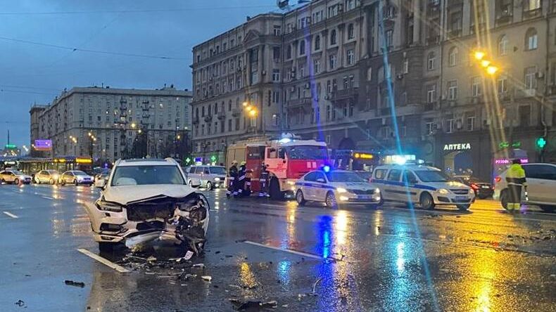 На месте ДТП у дома 33 по Кутузовскому проспекту в Москве На месте ДТП у дома 33 по Кутузовскому проспекту в Москве - РИА Новости, 1920, 22.11.2021
