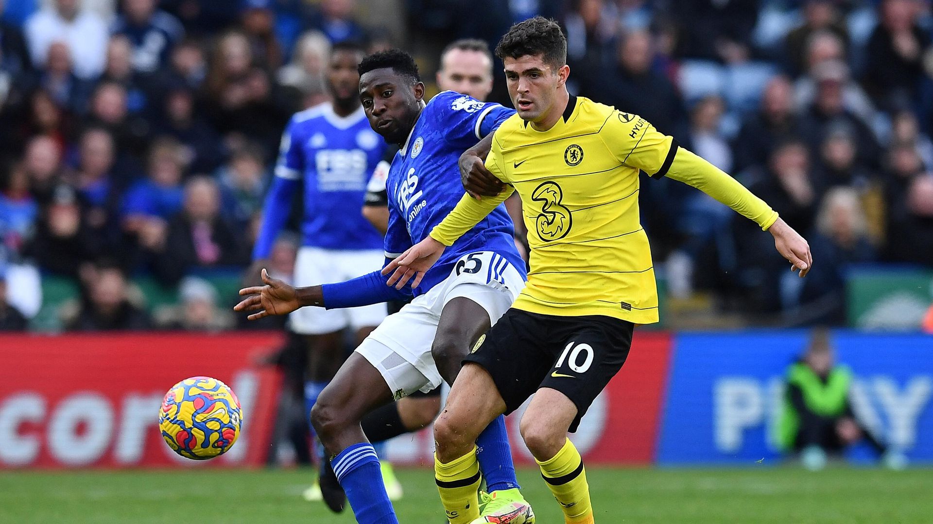 Leicester City's Nigerian midfielder Wilfred Ndidi (L) vies with Chelsea's US midfielder Christian Pulisic during the English Premier League football match between Leicester City and Chelsea at the King Power Stadium in Leicester, central England on November 20, 2021. (Photo by Ben STANSALL / AFP) / RESTRICTED TO EDITORIAL USE. No use with unauthorized audio, video, data, fixture lists, club/league logos or 'live' services. Online in-match use limited to 120 images. An additional 40 images may be used in extra time. No video emulation. Social media in-match use limited to 120 images. An additional 40 images may be used in extra time. No use in betting publications, games or single club/league/player publications. / Leicester City's Nigerian midfielder Wilfred Ndidi (L) vies with Chelsea's US midfielder Christian Pulisic during the English Premier League football match between Leicester City and Chelsea at the King Power Stadium in Leicester, central England on November 20, 2021. (Photo by Ben STANSALL / AFP) / RESTRICTED TO EDITORIAL USE. No use with unauthorized audio, video, data, fixture lists, club/league logos or 'live' services. Online in-match use limited to 120 images. An additional 40 images may be used in extra time. No video emulation. Social media in-match use limited to 120 images. An additional 40 images may be used in extra time. No use in betting publications, games or single club/league/player publications. / - РИА Новости, 1920, 20.11.2021