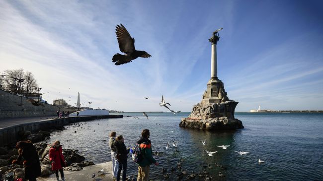 На набережной в Севастополе у памятника Затопленным кораблям На набережной в Севастополе у памятника Затопленным кораблям