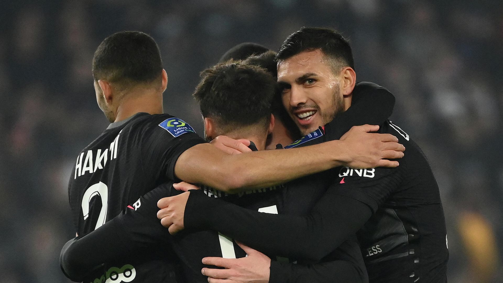 Paris Saint-Germain's Argentinian midfielder Leandro Paredes (R) looks on as he congratulates Paris Saint-Germain's Argentinian forward Lionel Messi (unseen) after scoring a goal during the French L1 football match between Paris-Saint Germain (PSG) and FC Nantes at The Parc des Princes Stadium in Paris on November 20, 2021. (Photo by FRANCK FIFE / AFP) Paris Saint-Germain's Argentinian midfielder Leandro Paredes (R) looks on as he congratulates Paris Saint-Germain's Argentinian forward Lionel Messi (unseen) after scoring a goal during the French L1 football match between Paris-Saint Germain (PSG) and FC Nantes at The Parc des Princes Stadium in Paris on November 20, 2021. (Photo by FRANCK FIFE / AFP) - РИА Новости, 1920, 20.11.2021