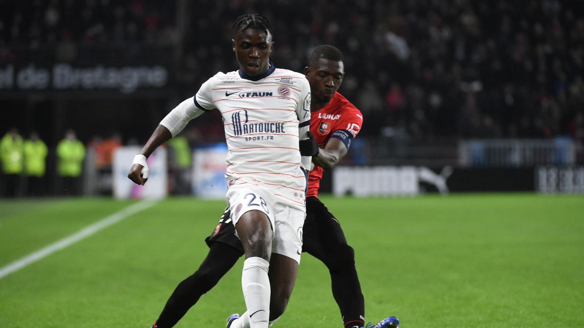 Montpellier's Congolese forward Beni Makouana (L) fights for the ball with Rennes' Malien defender Hamari Traore (R) during the French L1 football match between Stade Rennais Football Club and Montpellier Herault SC, at The Roazhon Park Stadium in Rennes, north-western France on November 20, 2021. (Photo by JEAN-FRANCOIS MONIER / AFP) Montpellier's Congolese forward Beni Makouana (L) fights for the ball with Rennes' Malien defender Hamari Traore (R) during the French L1 football match between Stade Rennais Football Club and Montpellier Herault SC, at The Roazhon Park Stadium in Rennes, north-western France on November 20, 2021. (Photo by JEAN-FRANCOIS MONIER / AFP) - РИА Новости, 1920, 21.11.2021