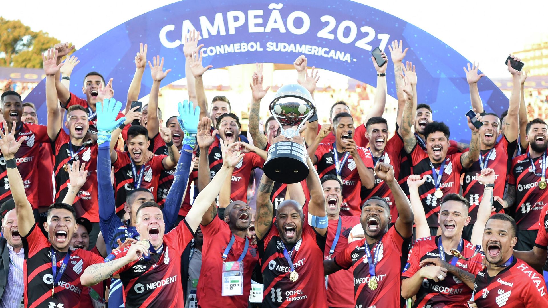 Athletico Paranaense's Thiago Heleno (C) raises the trophy of the Copa Sudamericana football tournament next to teammates after defeating Red Bull Bragantino in the all-Brazilian final match, at the Centenario Stadium in Montevideo on November 20, 2021. (Photo by EITAN ABRAMOVICH / AFP) Athletico Paranaense's Thiago Heleno (C) raises the trophy of the Copa Sudamericana football tournament next to teammates after defeating Red Bull Bragantino in the all-Brazilian final match, at the Centenario Stadium in Montevideo on November 20, 2021. (Photo by EITAN ABRAMOVICH / AFP) - РИА Новости, 1920, 21.11.2021