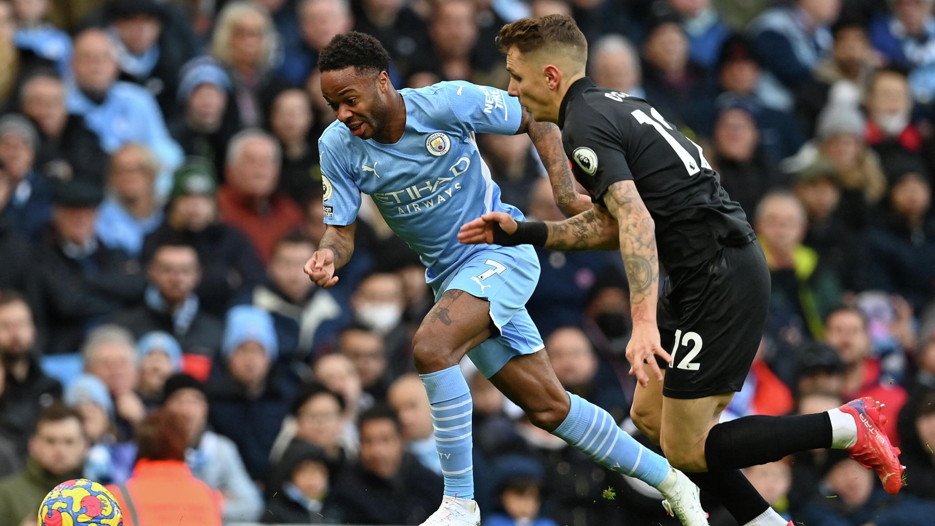 Manchester City's English midfielder Raheem Sterling (L) vies with Everton's French defender Lucas Digne (R) during the English Premier League football match between Manchester City and Everton at the Etihad Stadium in Manchester, north west England, on November 21, 2021. (Photo by Paul ELLIS / AFP) / RESTRICTED TO EDITORIAL USE. No use with unauthorized audio, video, data, fixture lists, club/league logos or 'live' services. Online in-match use limited to 120 images. An additional 40 images may be used in extra time. No video emulation. Social media in-match use limited to 120 images. An additional 40 images may be used in extra time. No use in betting publications, games or single club/league/player publications. / Manchester City's English midfielder Raheem Sterling (L) vies with Everton's French defender Lucas Digne (R) during the English Premier League football match between Manchester City and Everton at the Etihad Stadium in Manchester, north west England, on November 21, 2021. (Photo by Paul ELLIS / AFP) / RESTRICTED TO EDITORIAL USE. No use with unauthorized audio, video, data, fixture lists, club/league logos or 'live' services. Online in-match use limited to 120 images. An additional 40 images may be used in extra time. No video emulation. Social media in-match use limited to 120 images. An additional 40 images may be used in extra time. No use in betting publications, games or single club/league/player publications. / - РИА Новости, 1920, 21.11.2021