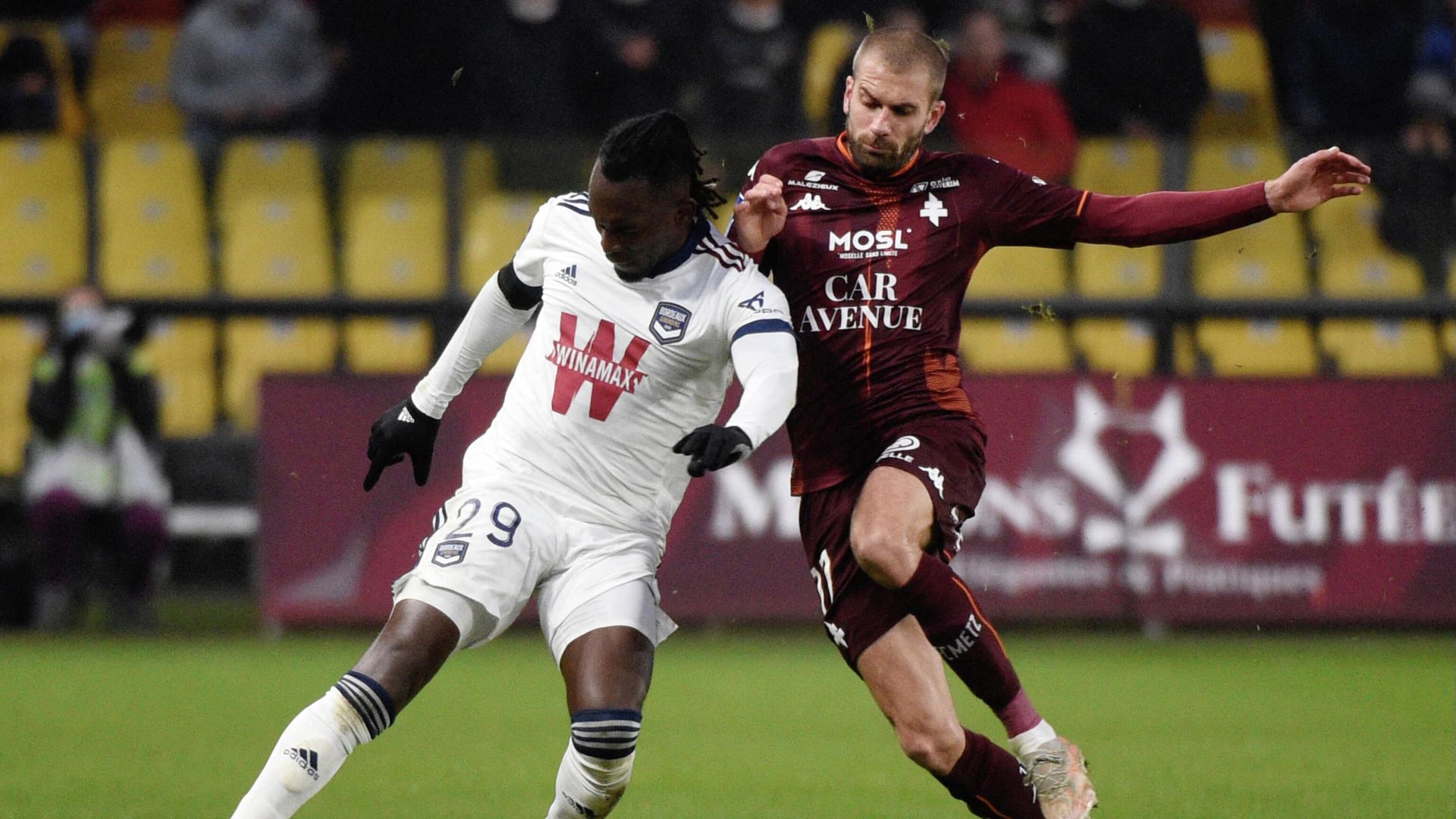 Bordeaux’s Honduran forward Alberth Elis (L) fights for the ball with Metz’ French defender Thomas Delaine during the French L1 football match between FC Metz and FC Girondins Bordeaux at Saint-Symphorien stadium in Longeville-les-Metz, eastern France, on November 21, 2021. (Photo by Jean-Christophe Verhaegen / AFP) Bordeaux’s Honduran forward Alberth Elis (L) fights for the ball with Metz’ French defender Thomas Delaine during the French L1 football match between FC Metz and FC Girondins Bordeaux at Saint-Symphorien stadium in Longeville-les-Metz, eastern France, on November 21, 2021. (Photo by Jean-Christophe Verhaegen / AFP) - РИА Новости, 1920, 21.11.2021