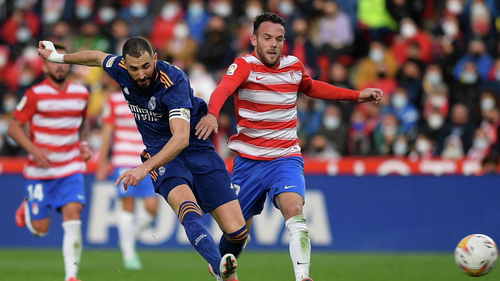 Real Madrid's French forward Karim Benzema (L) fights for the ball with Granada's Spanish defender Quini during the Spanish League football match between Granada FC and Real Madrid CF at Nuevo Los Carmenes stadium in Granada on November 21, 2021. (Photo by JORGE GUERRERO / AFP) Real Madrid's French forward Karim Benzema (L) fights for the ball with Granada's Spanish defender Quini during the Spanish League football match between Granada FC and Real Madrid CF at Nuevo Los Carmenes stadium in Granada on November 21, 2021. (Photo by JORGE GUERRERO / AFP) - РИА Новости, 1920, 21.11.2021