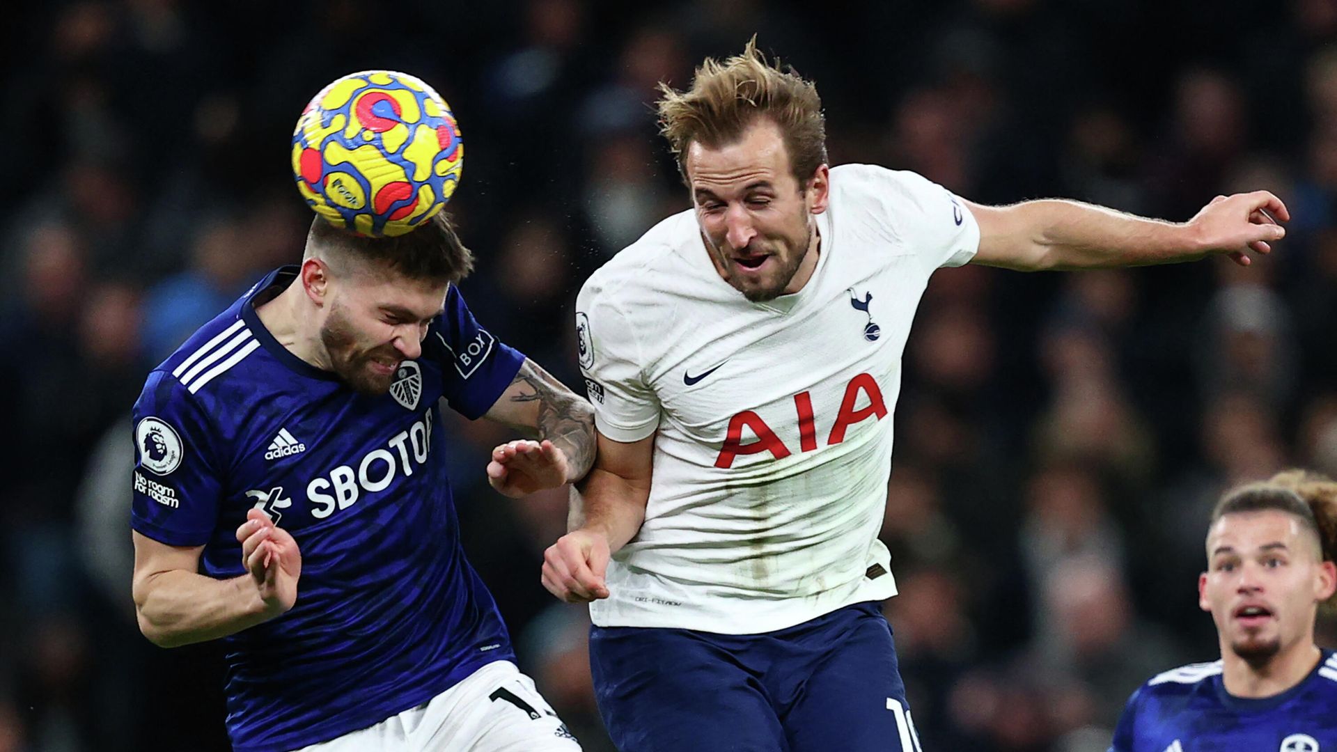 Leeds United's Northern Irish midfielder Stuart Dallas (L) vies with Tottenham Hotspur's English striker Harry Kane (R) during the English Premier League football match between Tottenham Hotspur and Leeds United at Tottenham Hotspur Stadium in London, on November 21, 2021. (Photo by Adrian DENNIS / AFP) / RESTRICTED TO EDITORIAL USE. No use with unauthorized audio, video, data, fixture lists, club/league logos or 'live' services. Online in-match use limited to 120 images. An additional 40 images may be used in extra time. No video emulation. Social media in-match use limited to 120 images. An additional 40 images may be used in extra time. No use in betting publications, games or single club/league/player publications. / Leeds United's Northern Irish midfielder Stuart Dallas (L) vies with Tottenham Hotspur's English striker Harry Kane (R) during the English Premier League football match between Tottenham Hotspur and Leeds United at Tottenham Hotspur Stadium in London, on November 21, 2021. (Photo by Adrian DENNIS / AFP) / RESTRICTED TO EDITORIAL USE. No use with unauthorized audio, video, data, fixture lists, club/league logos or 'live' services. Online in-match use limited to 120 images. An additional 40 images may be used in extra time. No video emulation. Social media in-match use limited to 120 images. An additional 40 images may be used in extra time. No use in betting publications, games or single club/league/player publications. / - РИА Новости, 1920, 21.11.2021