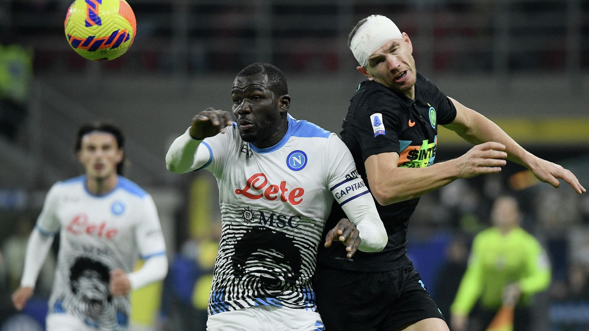 Inter Milan's Bosnian forward Edin Dzeko (R) heads the ball next to Napoli's Senegalese defender Kalidou Koulibaly (C) during the Italian Serie A football match between Inter and Napoli, at the San Siro Stadium in Milan, on November 21, 2021. (Photo by Filippo MONTEFORTE / AFP) Inter Milan's Bosnian forward Edin Dzeko (R) heads the ball next to Napoli's Senegalese defender Kalidou Koulibaly (C) during the Italian Serie A football match between Inter and Napoli, at the San Siro Stadium in Milan, on November 21, 2021. (Photo by Filippo MONTEFORTE / AFP) - РИА Новости, 1920, 21.11.2021