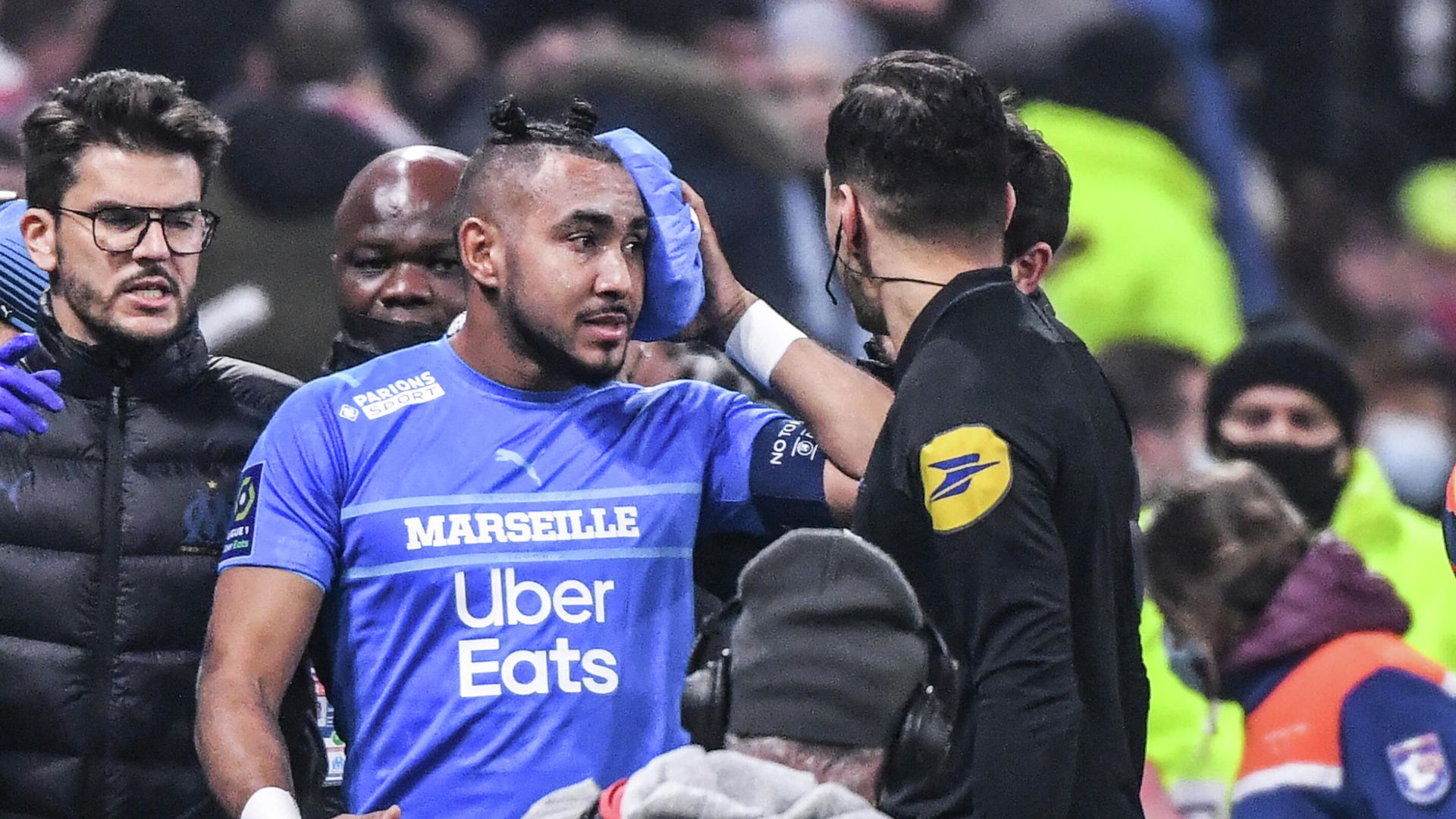 Marseille's French midfielder Dimitri Payet (C) leaves the field after having received a bottle of water from the grandstand during the French L1 football match between Olympique Lyonnais and Olympique de Marseille at the Groupama stadium in Decines-Charpieu, near Lyon, south-eastern France, on November 21, 2021. (Photo by PHILIPPE DESMAZES / AFP) Marseille's French midfielder Dimitri Payet (C) leaves the field after having received a bottle of water from the grandstand during the French L1 football match between Olympique Lyonnais and Olympique de Marseille at the Groupama stadium in Decines-Charpieu, near Lyon, south-eastern France, on November 21, 2021. (Photo by PHILIPPE DESMAZES / AFP) - РИА Новости, 1920, 22.11.2021