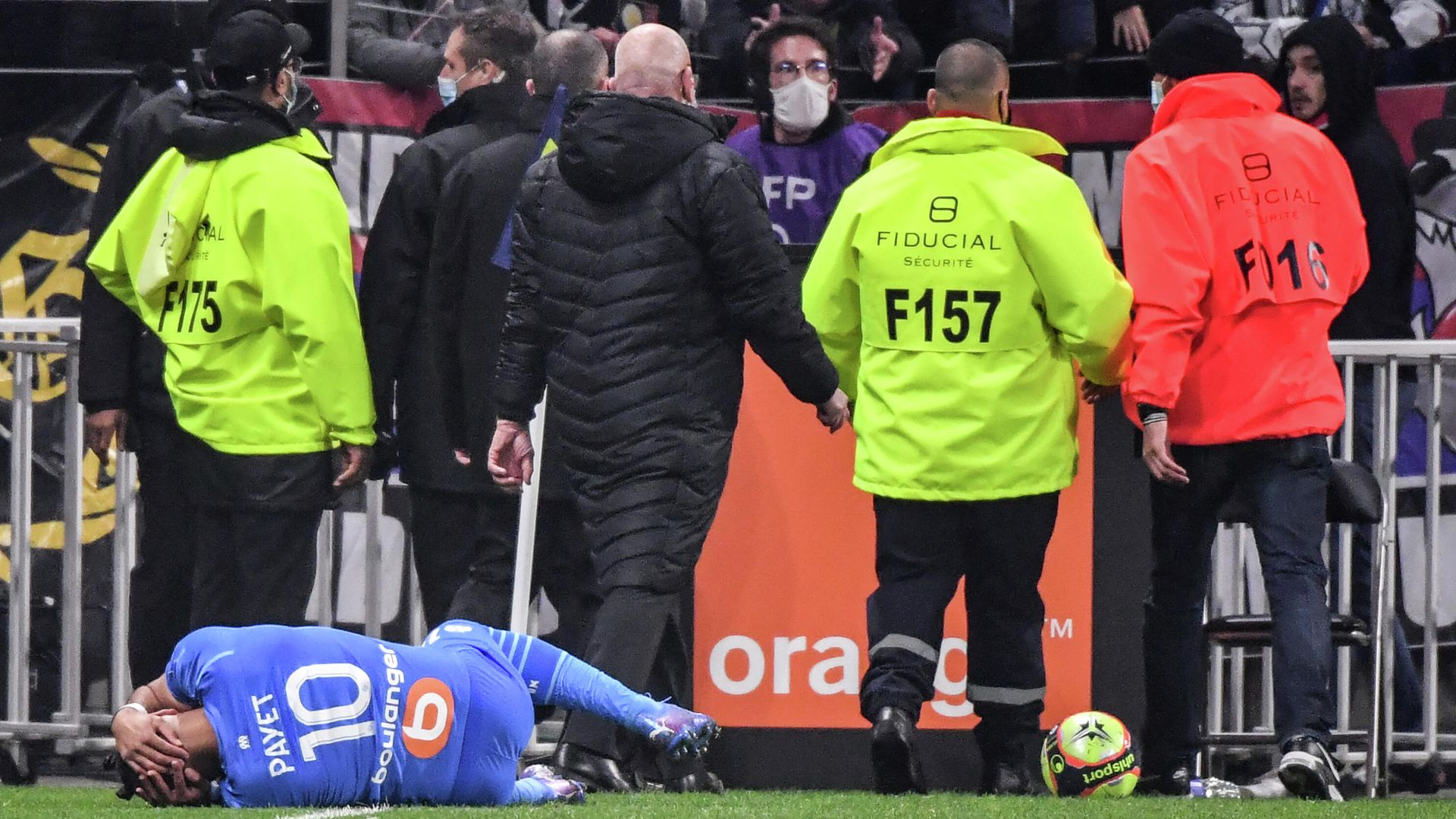 Marseille's French midfielder Dimitri Payet is lying on the field after having received a bottle of water from the grandstand during the French L1 football match between Olympique Lyonnais and Olympique de Marseille at the Groupama stadium in Decines-Charpieu, near Lyon, south-eastern France, on November 21, 2021. (Photo by PHILIPPE DESMAZES / AFP) Marseille's French midfielder Dimitri Payet is lying on the field after having received a bottle of water from the grandstand during the French L1 football match between Olympique Lyonnais and Olympique de Marseille at the Groupama stadium in Decines-Charpieu, near Lyon, south-eastern France, on November 21, 2021. (Photo by PHILIPPE DESMAZES / AFP) - РИА Новости, 1920, 22.11.2021