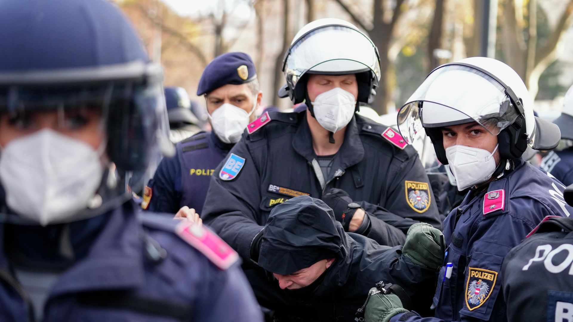 Полицейские задерживают мужчину во время демонстрации против мер по борьбе с пандемией коронавируса в Вене Полицейские задерживают мужчину во время демонстрации против мер по борьбе с пандемией коронавируса в Вене - РИА Новости, 1920, 22.11.2021
