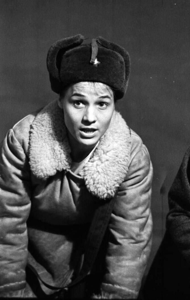 Актриса Нина Русланова в сцене из спектакля Фронт театра имени Вахтангова 1975 год.