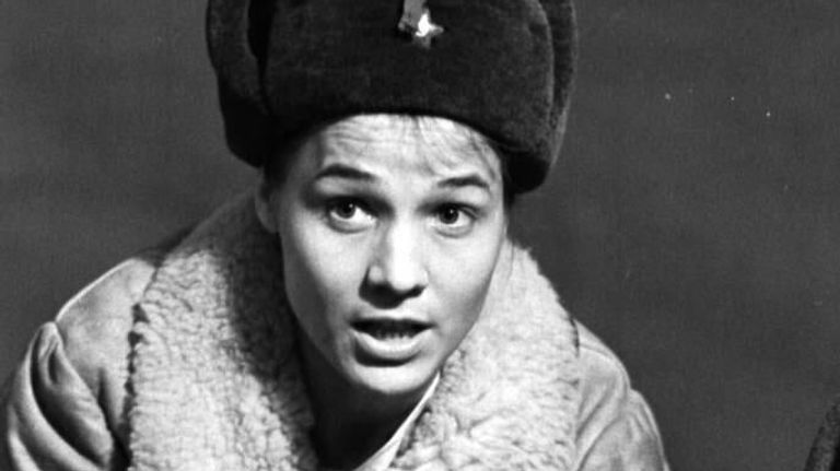 Актриса Нина Русланова в сцене из спектакля Фронт театра имени Вахтангова 1975 год. Актриса Нина Русланова в сцене из спектакля Фронт театра имени Вахтангова 1975 год.
