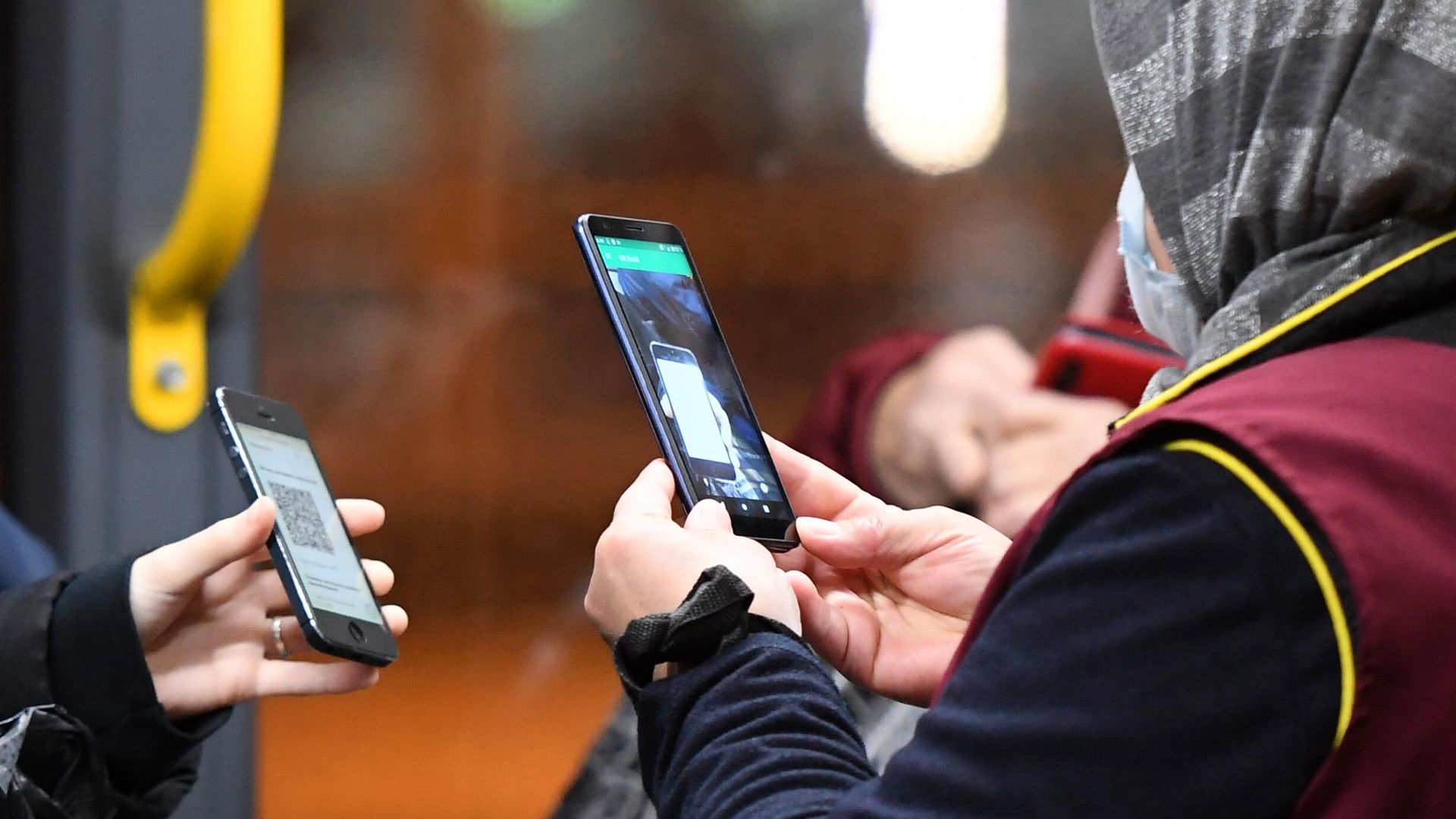 Кондуктор проверяет QR-код у пассажирки на входе в автобус в Казани Кондуктор проверяет QR-код у пассажирки на входе в автобус в Казани - РИА Новости, 1920, 13.12.2021