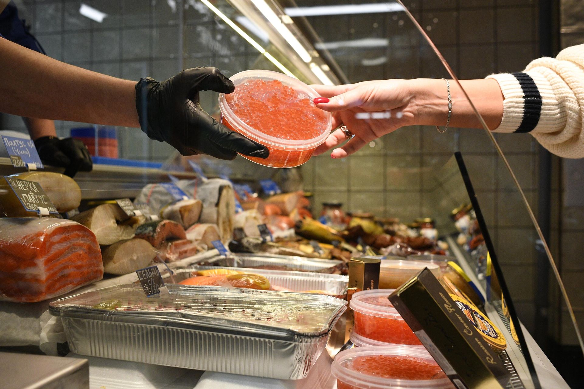 Продажа красной икры на Рынке на Ленинском в Москве Продажа красной икры на Рынке на Ленинском в Москве - РИА Новости, 1920, 15.12.2025