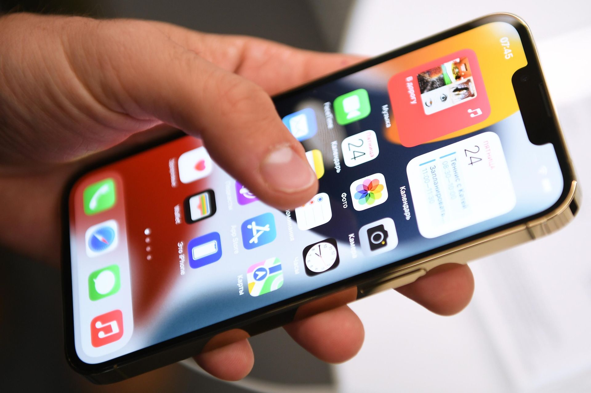 Смартфон компании Apple Смартфон компании Apple - РИА Новости, 1920, 22.11.2021