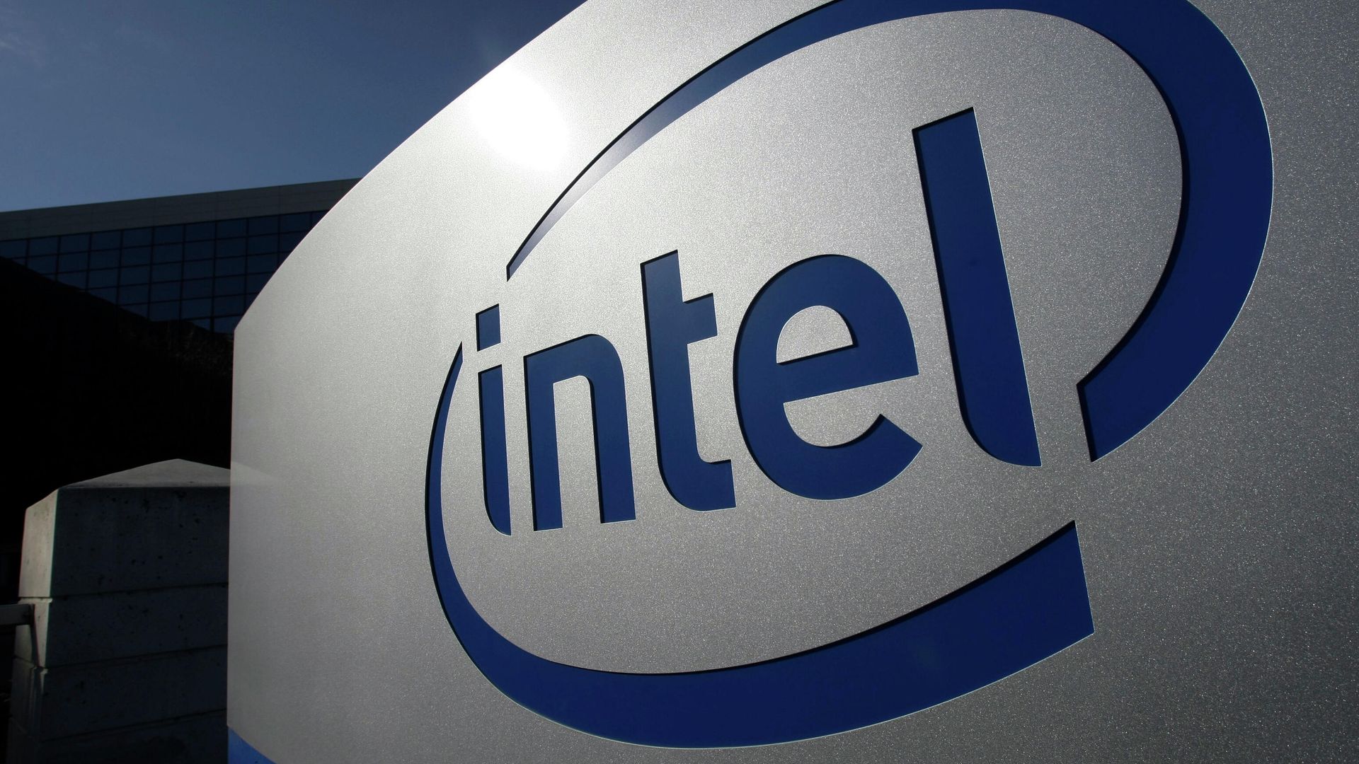 Логотип компании Intel около штаб-квартиры в Санта-Кларе, США Логотип компании Intel около штаб-квартиры в Санта-Кларе, США - РИА Новости, 1920, 30.05.2022
