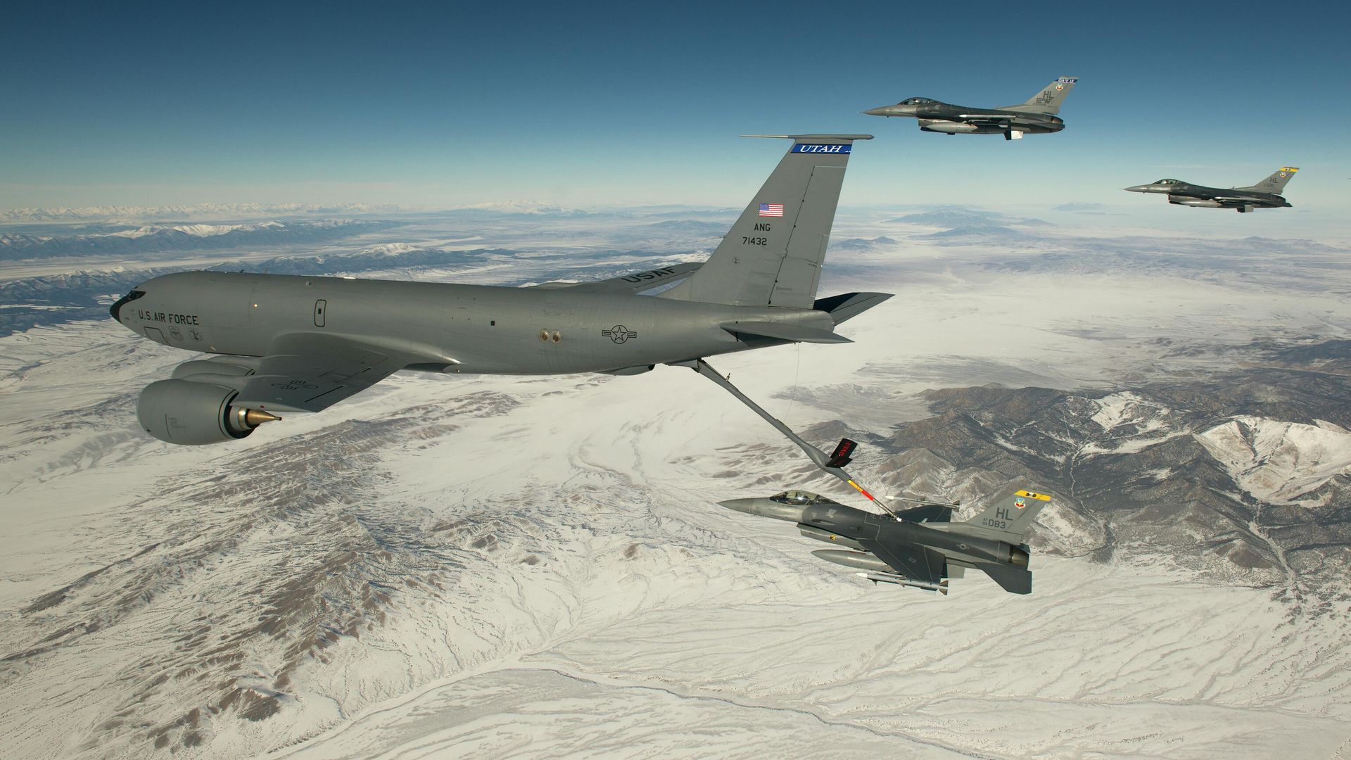 Американский самолет-заправщик KC-135 Stratotanker дозаправляет истребитель F-16 Fighting Falcon Американский самолет-заправщик KC-135 Stratotanker дозаправляет истребитель F-16 Fighting Falcon - РИА Новости, 1920, 18.11.2024