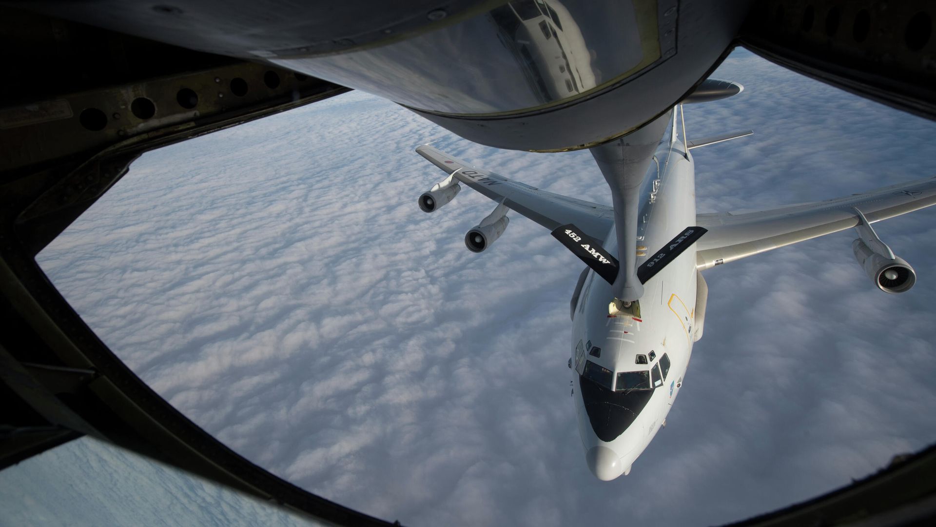 Американский самолет-заправщик KC-135 Stratotanker дозаправляет самолет-разведчик НАТО Boeing E-3 Sentry - РИА Новости, 1920, 04.03.2026