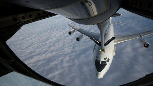 Американский самолет-заправщик KC-135 Stratotanker дозаправляет самолет-разведчик НАТО Boeing E-3 Sentry