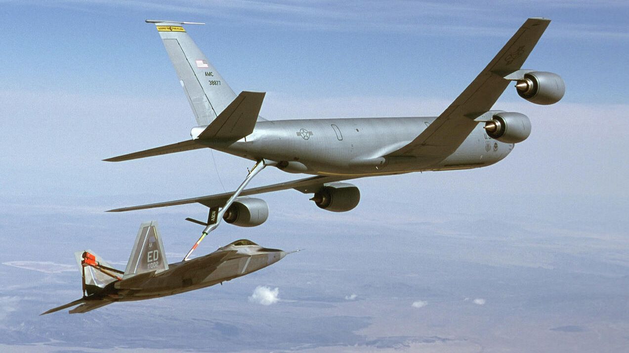 Американский самолет-заправщик KC-135 Stratotanker дозаправляет истребитель F-22 Раптор Американский самолет-заправщик KC-135 Stratotanker дозаправляет истребитель F-22 Раптор - РИА Новости, 1920, 24.11.2021