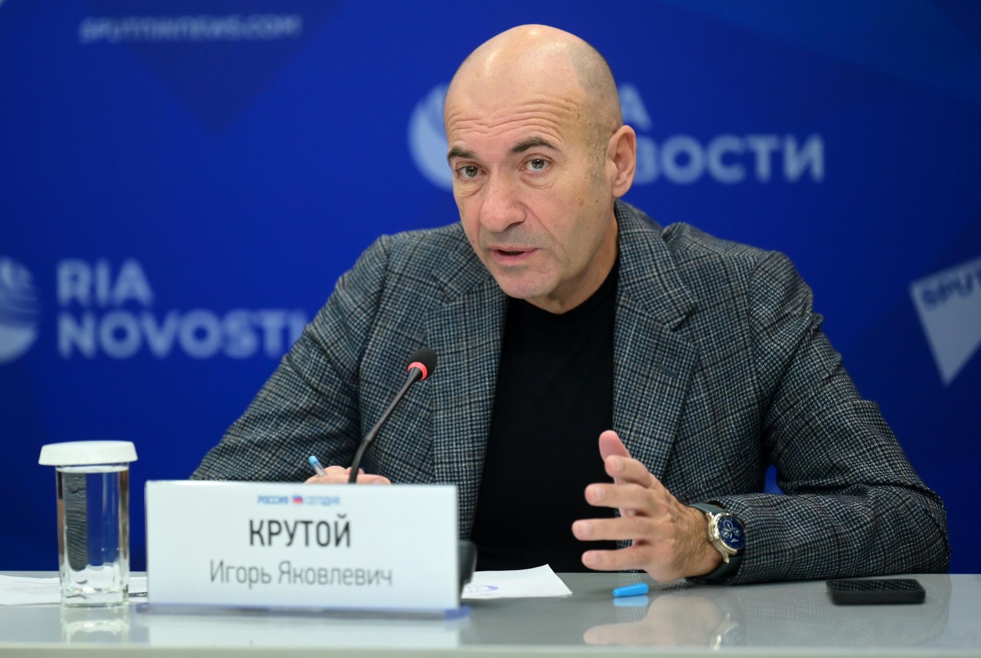 Народный артист России, композитор, учредитель премии Виктория Игорь Крутой во время онлайн-конференции, посвященной Российской национальной музыкальной премии Виктория-2021, в Международном мультимедийном пресс-центре МИА Россия сегодня в Москве. Народный артист России, композитор, учредитель премии Виктория Игорь Крутой во время онлайн-конференции, посвященной Российской национальной музыкальной премии Виктория-2021, в Международном мультимедийном пресс-центре МИА Россия сегодня в Москве. - РИА Новости, 1920, 20.05.2025