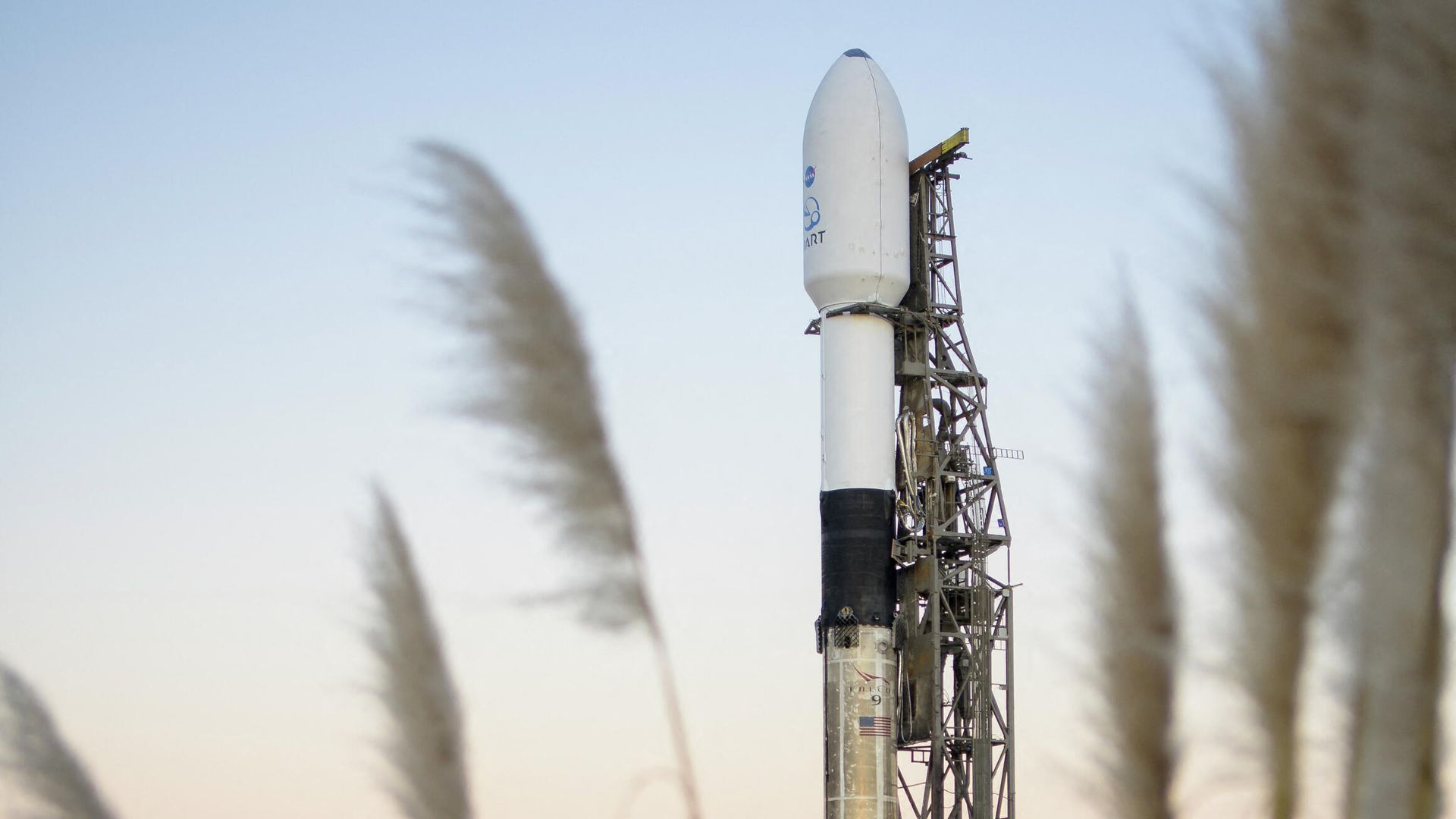 Ракета-носитель Falcon 9 с космическим зондом-камикадзе DRAT на космодроме Ванденберг в Калифорнии Ракета-носитель Falcon 9 с космическим зондом-камикадзе DRAT на космодроме Ванденберг в Калифорнии - РИА Новости, 1920, 24.11.2021