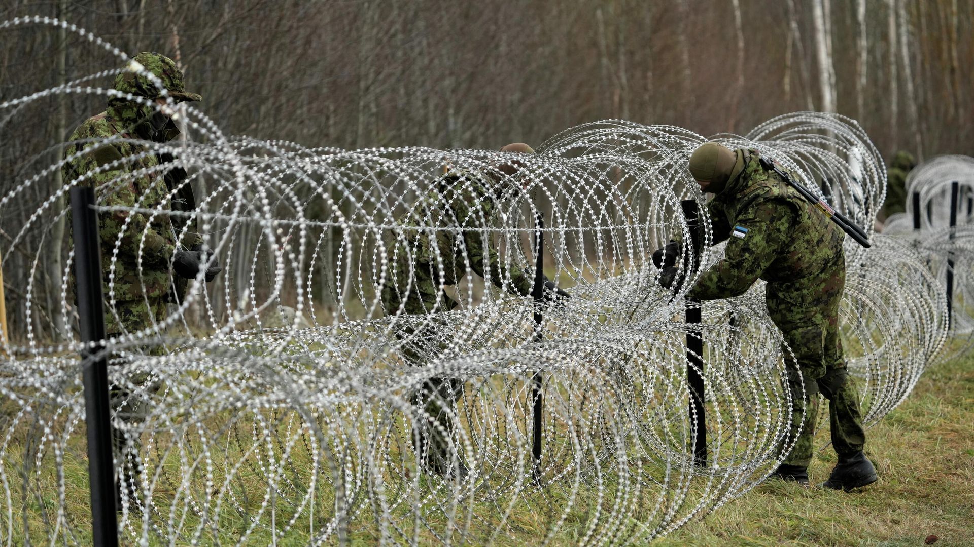 Эстонский военный строит забор на границе с Россией в рамках учений Okas 2021 Эстонский военный строит забор на границе с Россией в рамках учений Okas 2021 - РИА Новости, 1920, 23.11.2021