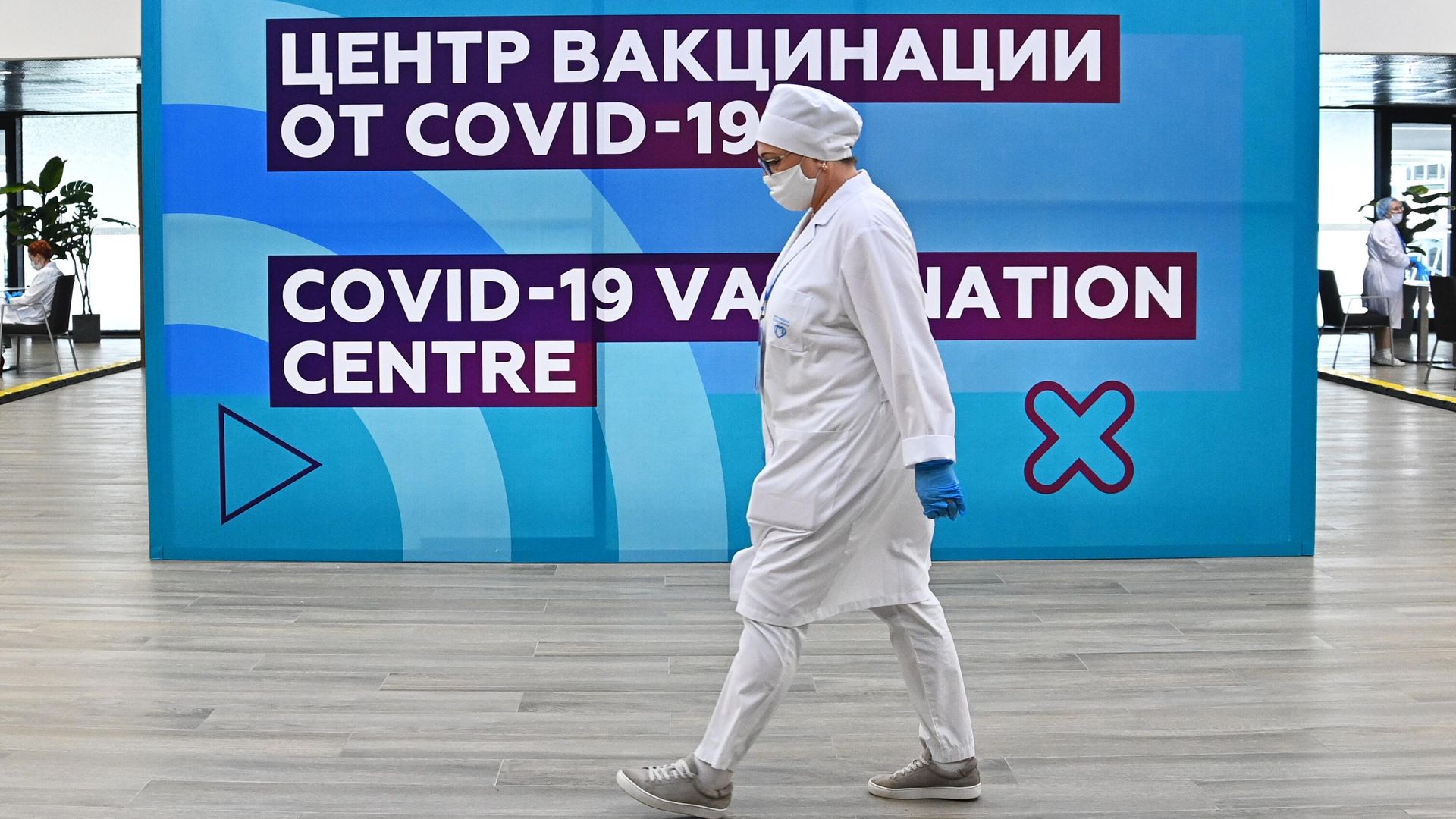 Медицинский сотрудник в центре вакцинации от COVID-19 - РИА Новости, 1920, 06.01.2022