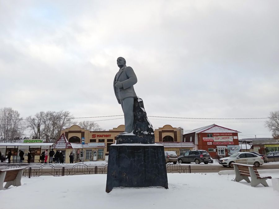 Памятник Ленину у здания Кунгурского вокзала
