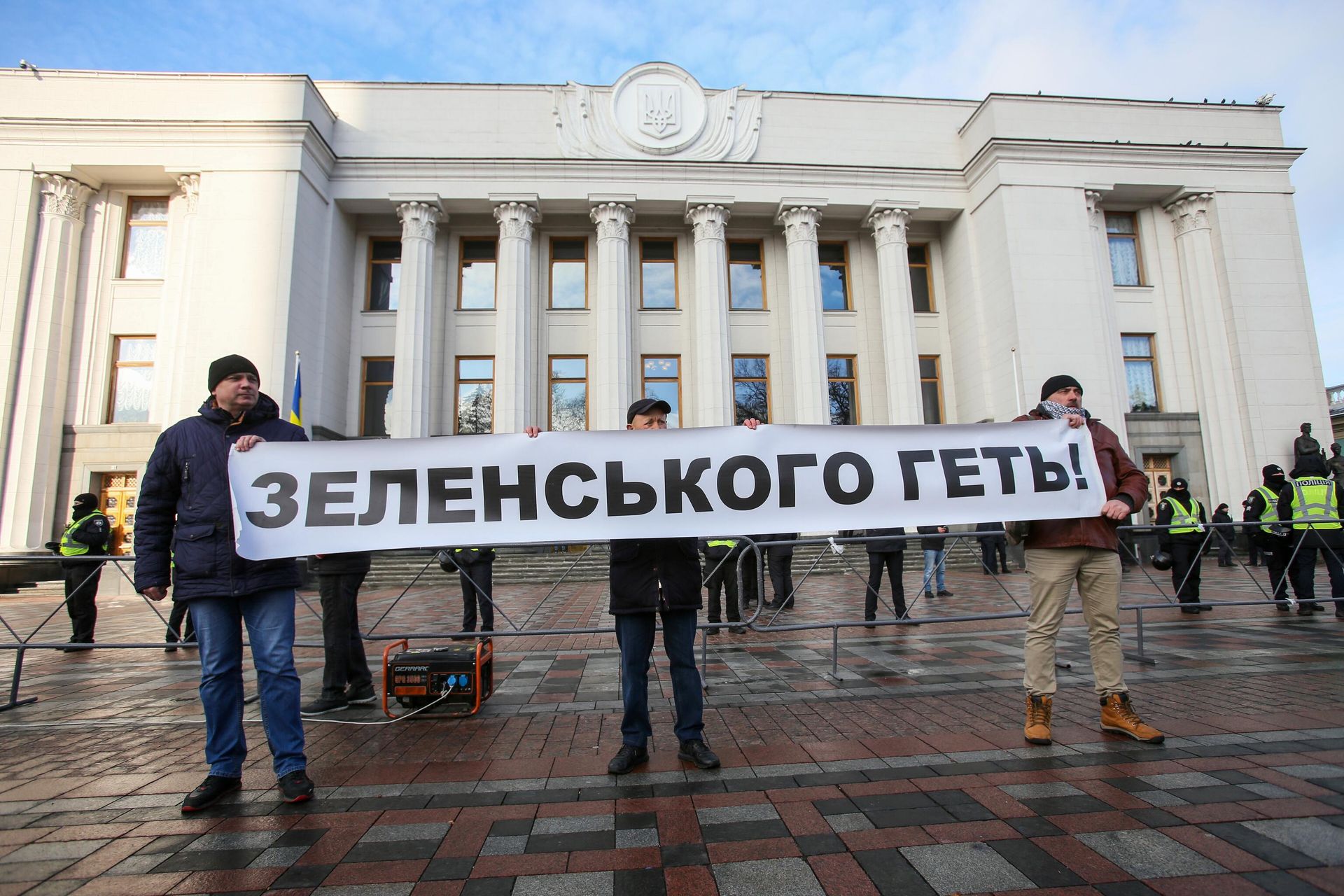 Участники акции против обязательной вакцинации от коронавирусной инфекции covid-19 и карантинных ограничений у здания Верховной рады Украины в Киеве. Участники акции против обязательной вакцинации от коронавирусной инфекции covid-19 и карантинных ограничений у здания Верховной рады Украины в Киеве. - РИА Новости, 1920, 26.11.2021