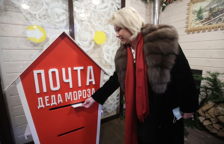 Почтовый ящик в приемной Деда Мороза в Поезде Деда Мороза во время презентации поезда на Казанском вокзале в Москве Почтовый ящик в приемной Деда Мороза в Поезде Деда Мороза во время презентации поезда на Казанском вокзале в Москве