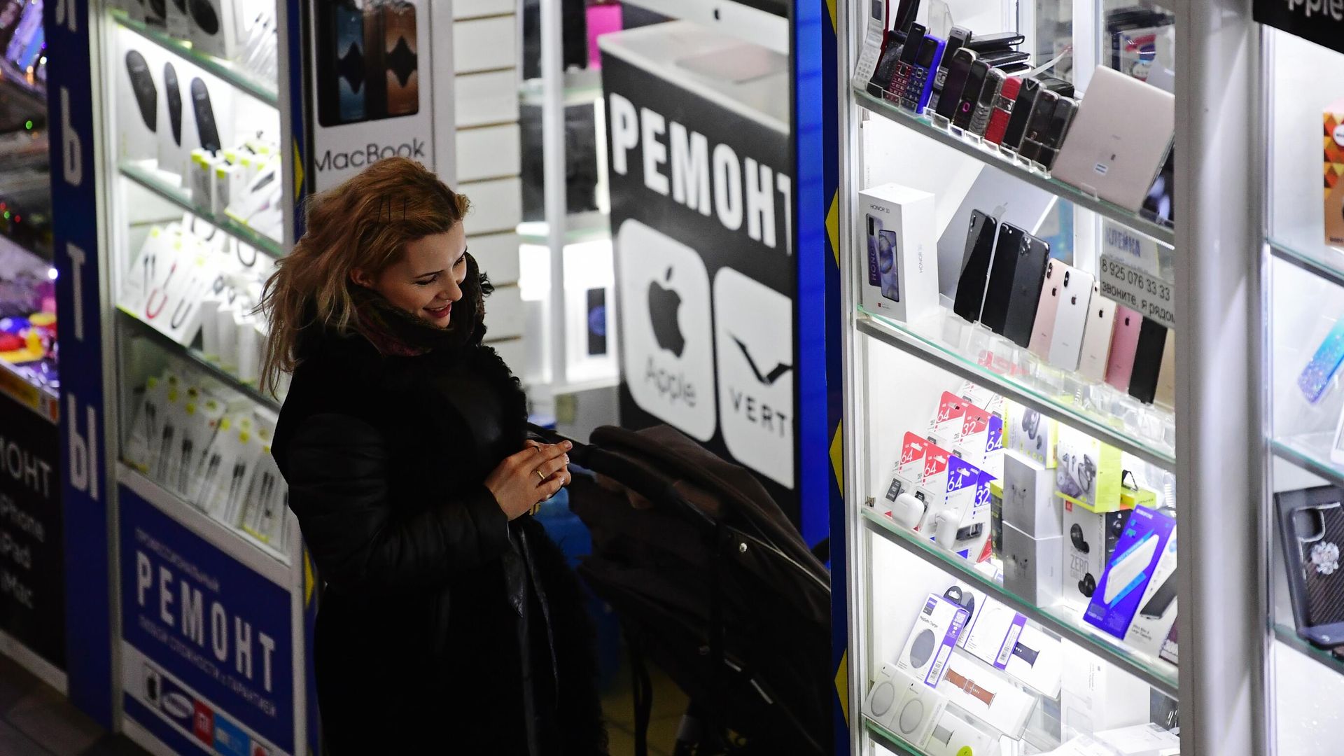 Продажа и ремонт телефонов в торговом комплексе Продажа и ремонт телефонов в торговом комплексе - РИА Новости, 1920, 24.11.2021