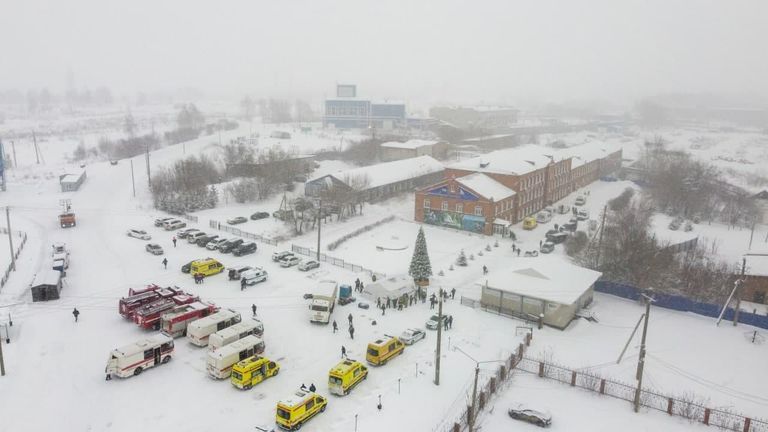 Автомобили оперативных служб у шахты Листвяжная, где произошло задымление Автомобили оперативных служб у шахты Листвяжная, где произошло задымление