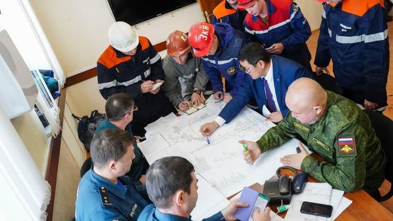 Губернатор Кемеровской области Сергей Цивилев возглавил штаб по ликвидации последствий аварии на шахте Листвяжная в городе Белово Губернатор Кемеровской области Сергей Цивилев возглавил штаб по ликвидации последствий аварии на шахте Листвяжная в городе Белово