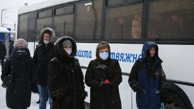 Родственники шахтеров стоят возле шахты Листвяжная в городе Белово, где произошло задымление Родственники шахтеров стоят возле шахты Листвяжная в городе Белово, где произошло задымление